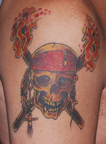 Calavera del pirata con antorchas cruzadas tatuaje en color