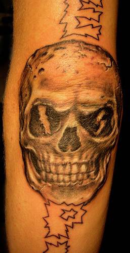 Calavera humana tatuaje con relámpago