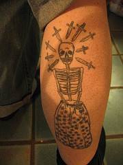 Skelett im Anzug mit Messer Tattoo