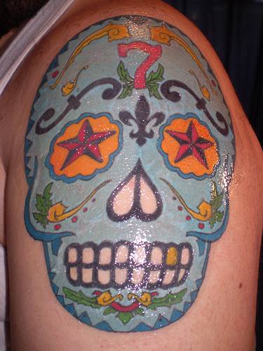 Tatuaje en color calavera en el hombro