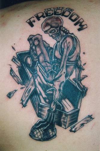 Tatuaje de calavera con ataúd e inscripción &quotfreedom"
