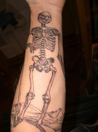 Muy realístico esqueleto humano tatuaje en el brazo