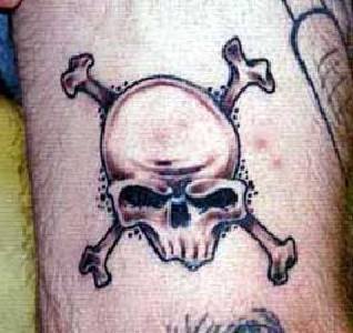 Tatuaje de calavera con huesos cruzados