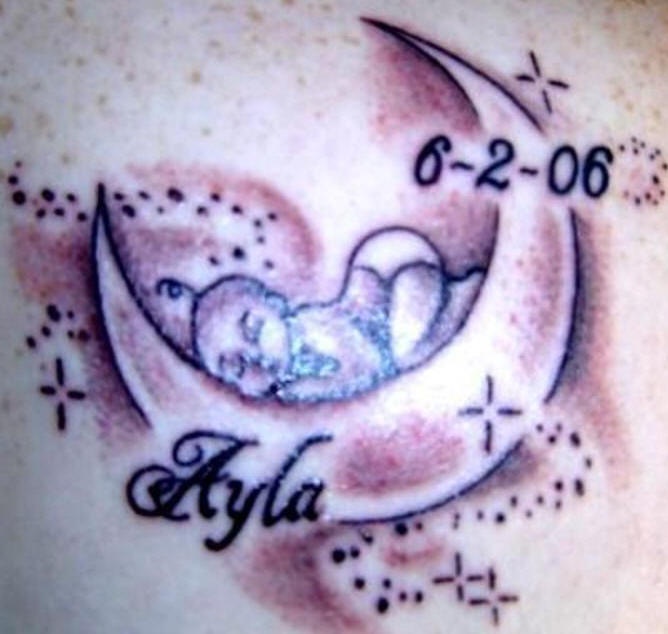 Tatuaje de niño durmiendo en la luna, su nombre y fecha de nacimiento