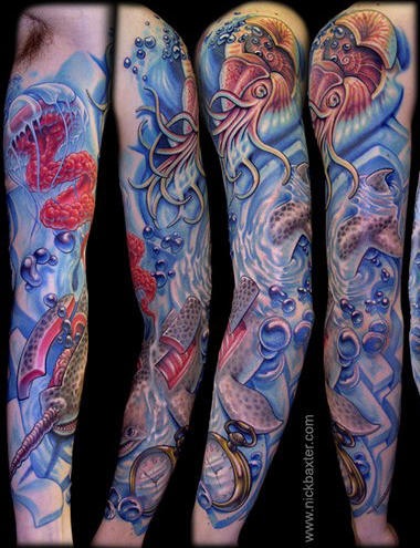 Tatuaje en colores brillantes el fondo del mar en la manga