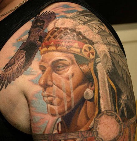 Muy realístico tatuaje del americano nativo