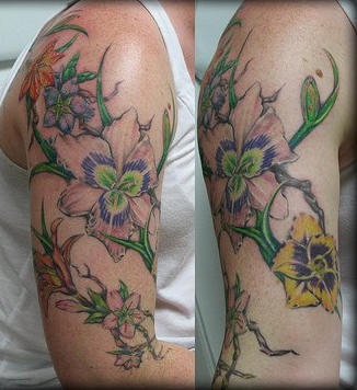 Preciosas flores tatuaje en color