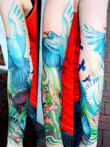 Impresionante tatuaje en la manga los páhjaros en color