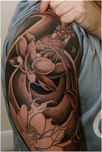 Increíble tatuaje con el loto negro en la managa