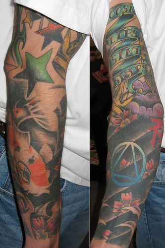 Tatuaje multicolor en la manga entera
