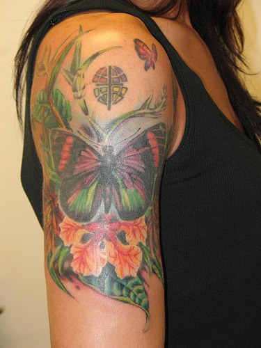 Precioso tatuaje de mariposa en color