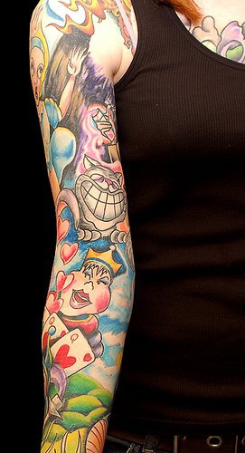 Interesante tatuaje en la manga con muchos elementos del dibujo animado