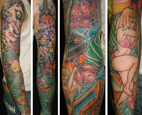 Tatuaje clásico pin up en tinta multicolor