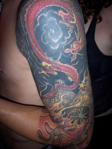 Tatuaje del dragón en el cielo en color