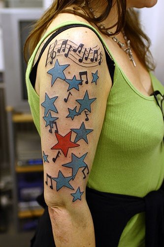 Estrellas tradicionales y notas tatuaje en color