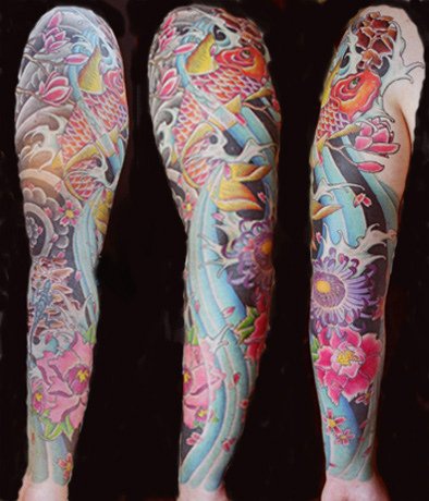 Impresionante koi en color tatuaje en la manga entera