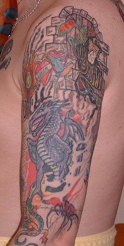 Castillo y dragón tatuaje en color en la manga