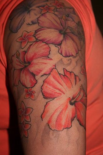 Delicadas flores tatuaje en colores suaves en la manga