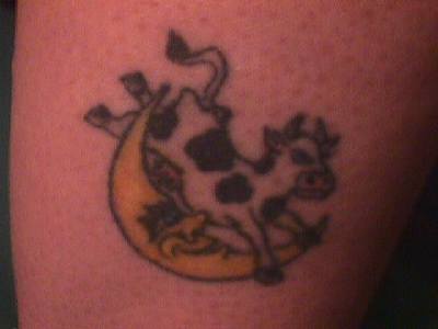 Vaca volando en la luna tatuaje en color