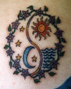 Sol y luna en tracería floral tatuaje en color