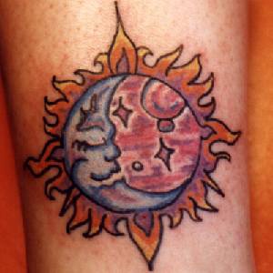 Farbiges Tattoo von Sonne und Mond