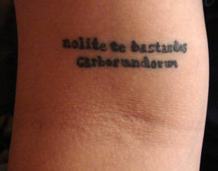 Pequeño tatuaje en tinta negra con inscripción