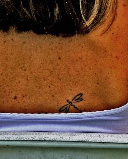 Pequeño tatuaje de libélula estilo tribal