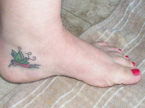 piccola verde fata con sangue sul piede tatuaggio