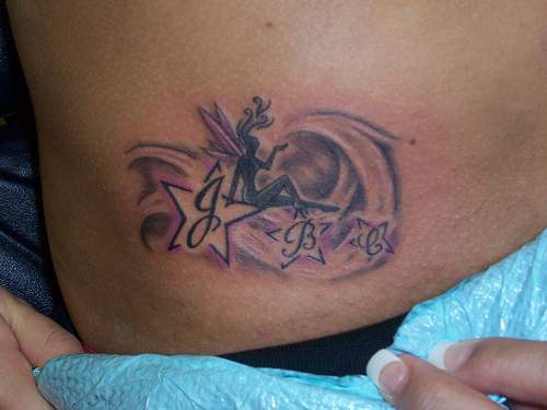 Tatuaje de una hada color púrpura con estrellas