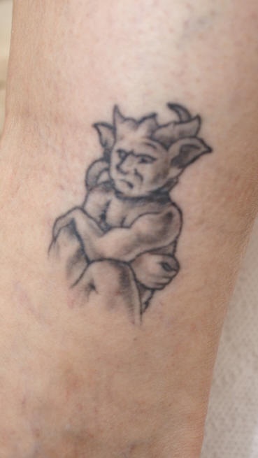 Kleine sitzende Gargoyle Tattoo