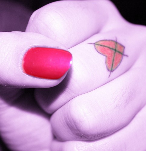 Piccolo cuore cancellato tatuato sul dito
