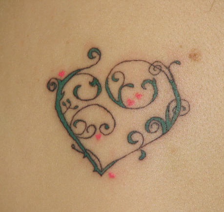 Tatuaje con pequeña tracería floral en forma del corazón