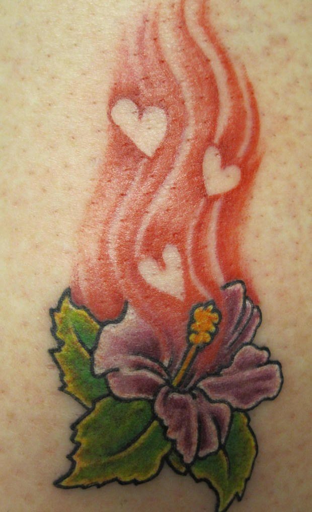 tatuaje de flor de hibisco con esencia de amor