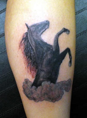 tatuaje realístico de caballo negro en nubes