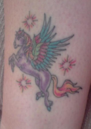 tatuaje colorido de caballo rosa con alas