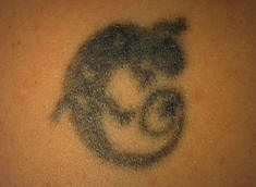 Imagen de  lagartija pequeño tatuaje en tinta negra