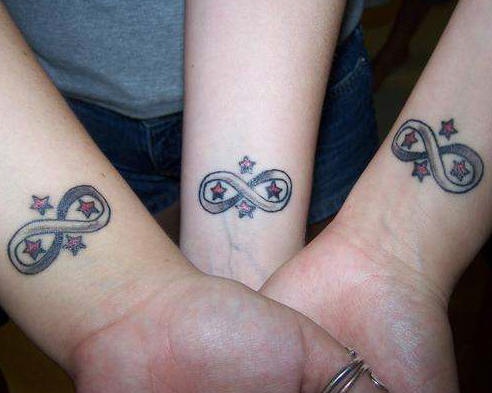 piccolo simbolo d" iternita" accopiamento amicizia tatuaggio