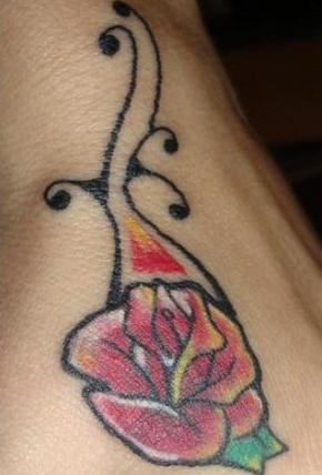 Kleine rote Rose mit Maßwerk Tattoo