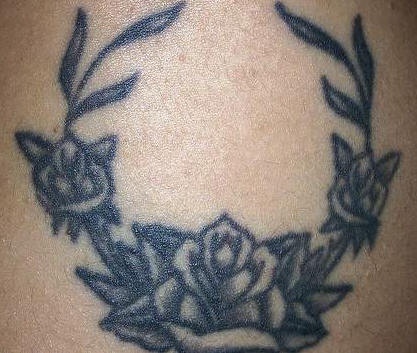 Kleine schwarze Rosen mit Maßwerk Tattoo