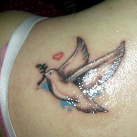 Un petit tatouage de l"épaule avec une colombe tenant une branche