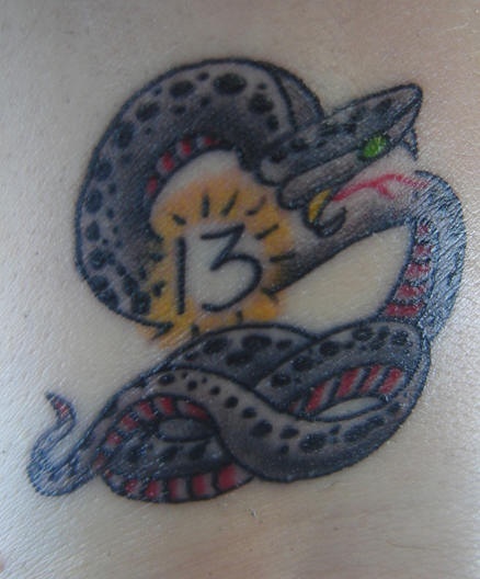 Lila Schlange mit Nummer dreizehn Tattoo