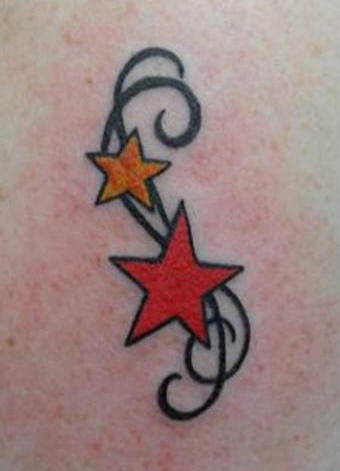 Dos estrellas en color tatuaje con tracería