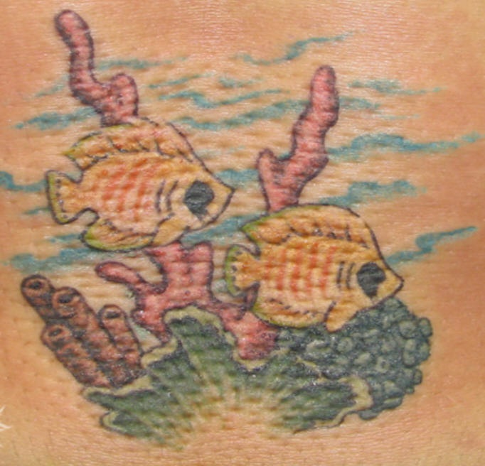 Peces exóticos bajo el agua tatuaje en color