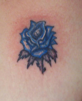 Kleine blaue Rose Tattoo