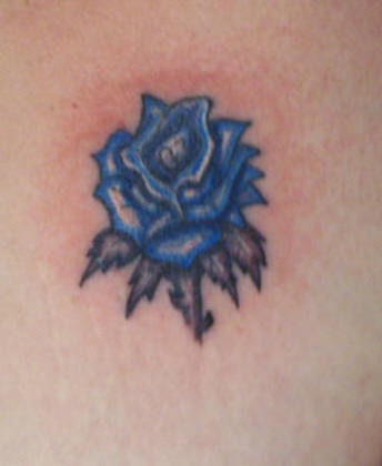 Pequeña rosa tatuaje en tinta azul