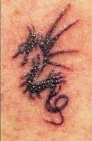 Caballo del mar tatuaje estilo tribal en tinta negra