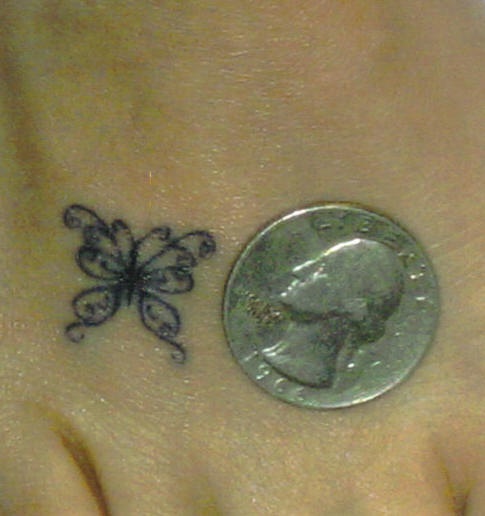 Pequeña tracería en forma de mariposa tatuaje en el pie