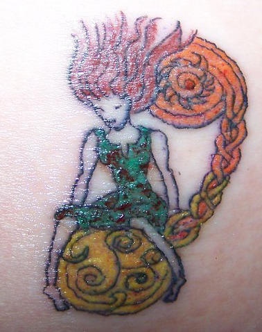 Interesante tatuaje la mujer pelirroja sentada en planeta