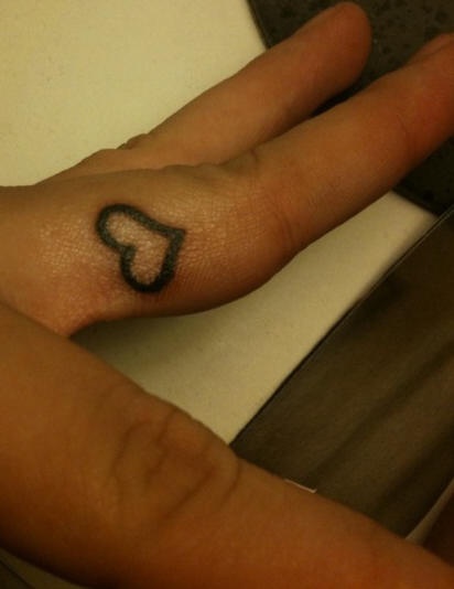 Kleines Herz-Symbol Tattoo am Finger