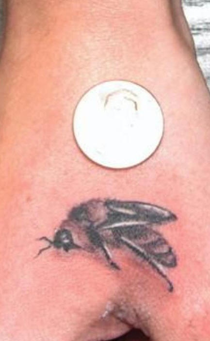 Muy realístico tatuaje de la abeja pequeña